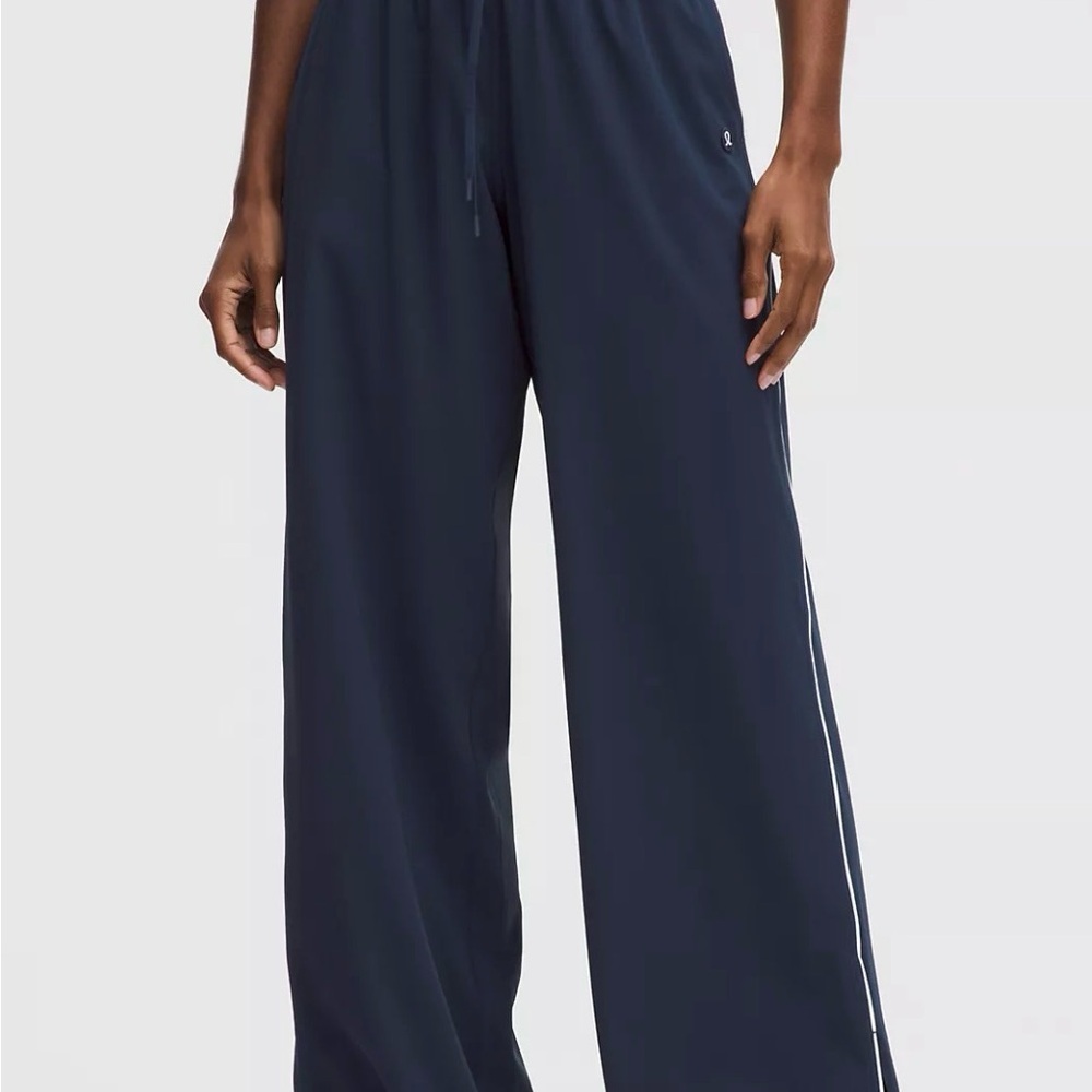 NWT Lululemon Women's Court Rival Wide-Leg Track Pant in Club Blue/White - Picture 2 of 12